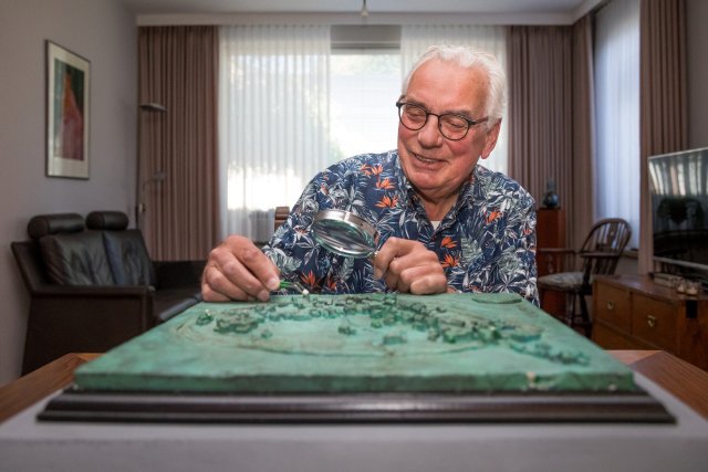 Harrie Lempens werkend aan de bronzen maquette
