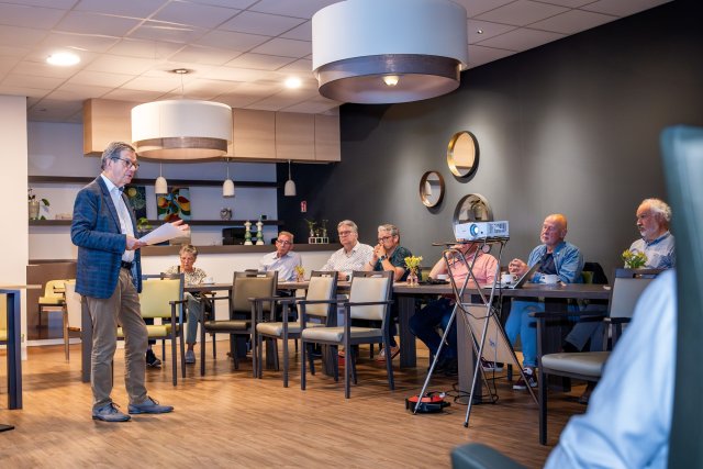 Enkele inwoners en wethouder Hub Meuwissen tijdens een informatiebijeenkomst.