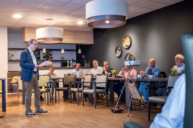 Enkele inwoners en wethouder Hub Meuwissen tijdens een bijeenkomst over het Leefbaarheidsfonds