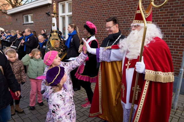 Sinterklaas begroet samen met wethouder Geert Frische en een piet de kinderen