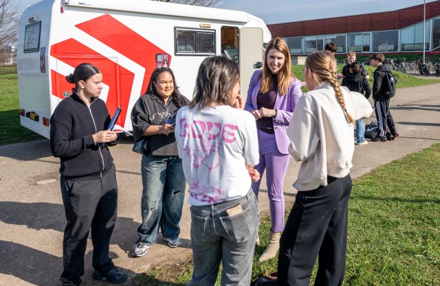 Wethouder Kim Leurs in gesprek met enkele jongeren van het Connect College