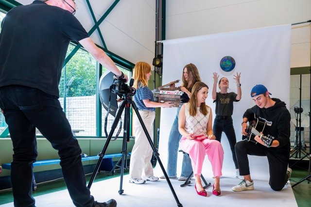 Wethouder Kim Leurs met enkele jongeren