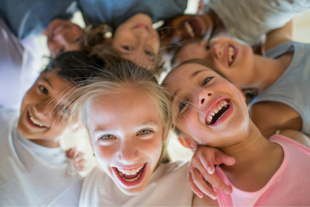 Lachende kindergezichten