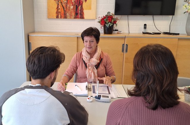 Linda de Boer in gesprek met twee ouders