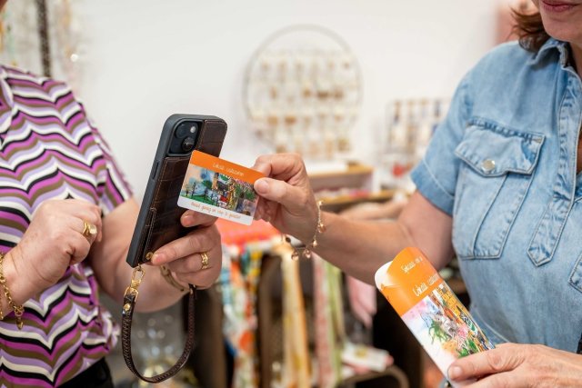 Lokale cadeaubonpasje wordt als betaalmiddel tegen een mobiel aangeboden