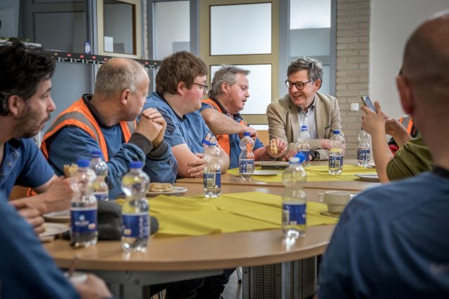 Afvalhelden met wethouder Hub Meuwissen aan lunchtafel