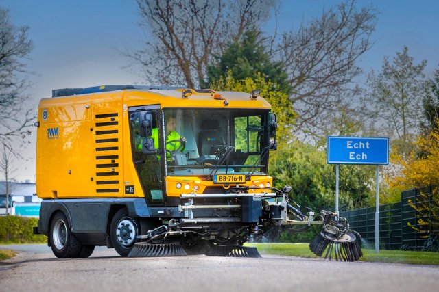 Veeg-zuigmachine van de RWM in actie in Echt