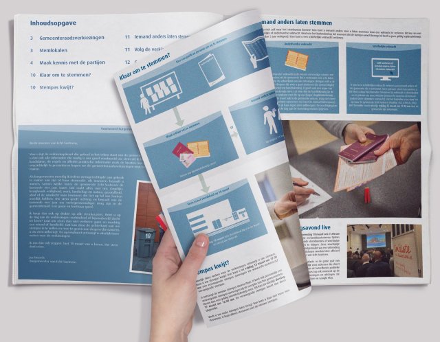 Hand slaat bladzijde om in de verkiezingskrant