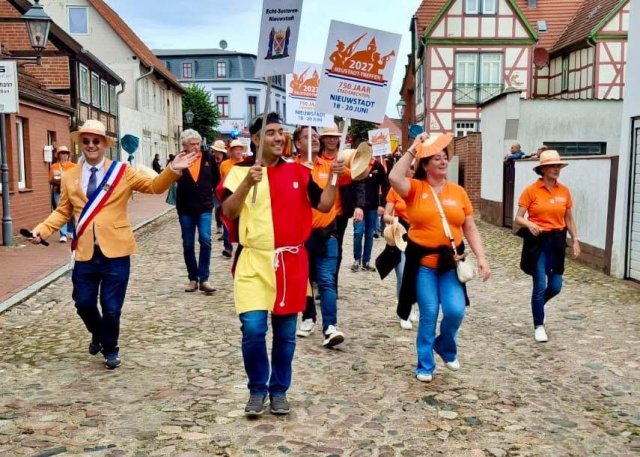 Delegatie van Echt-Susteren loopt mee in optocht