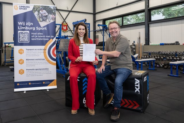 Wethouder Kim Leurs en Joop Petit van Limburg Sport met de samenwerkingsovereenkomst in de sportschool