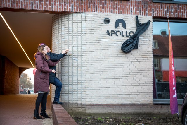 Wethouders Kim Leurs en Geert Frische onthullen het logo van Apollo