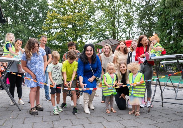 Wethouder Inge Minkenberg knipt samen met kinderen van BSO Vrijland een openingslint