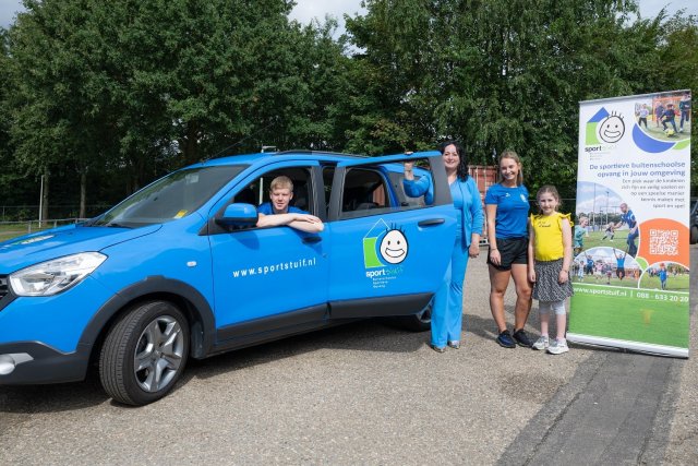 Blauw auto en promotiedoek van BSO de Sportstuif