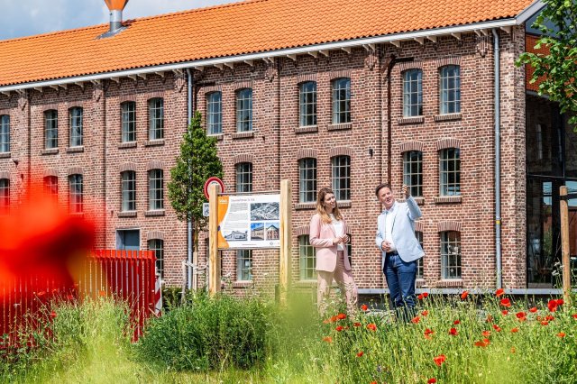 Wethouders Kim Leurs en Geert Frische bij de Pannenfabriek