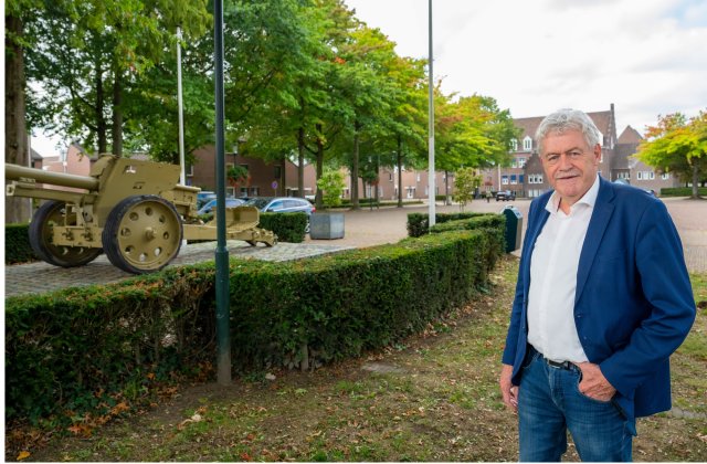 Wethouder Peter Pustjens bij het kanon van Susteren