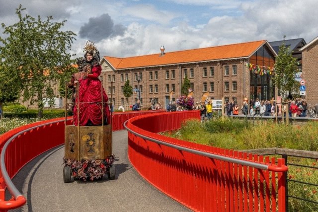 Rode brug nabij De Pannenfabriek