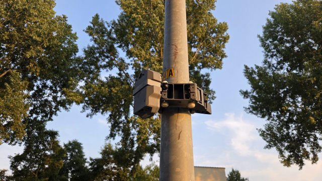 Lantaarnpaal met vleermuissensorkastje