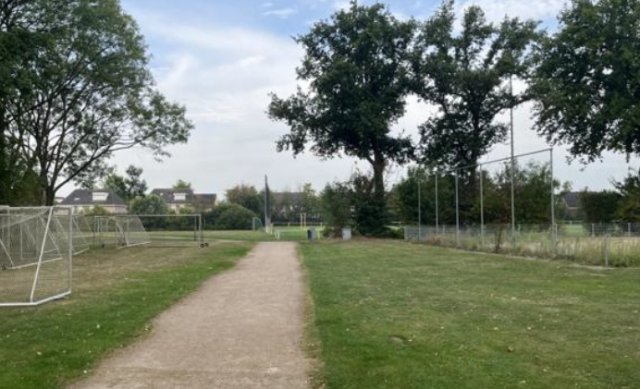 Situatiefoto wanderpad met rechts daarvan het beachhandbalveld