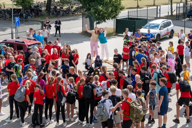 Wethouders Kim Leurs en Inge Minkenberg samen met brugklassers