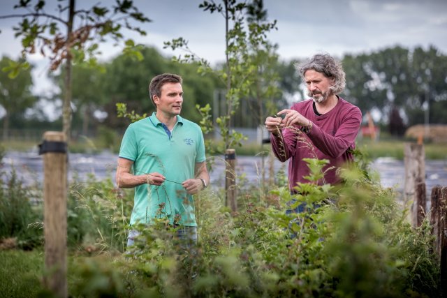 Ron Janssen bespreekt samen met deelnemer Tim Krijns de plannen voor zijn perceel.