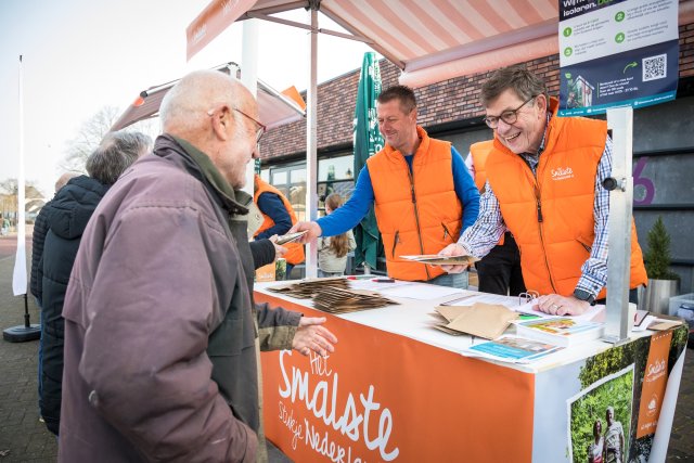 Wethouder Hub Meuwissen deelt zakjes bloemzaad uit