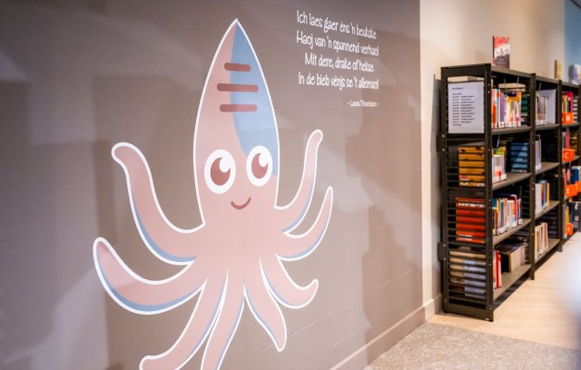 Muurschildering van een octopus met begeleidende tekst