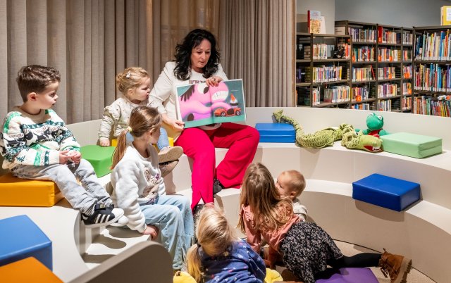 Wethouder Inge Minkenberg leest voor aan enkele kindjes