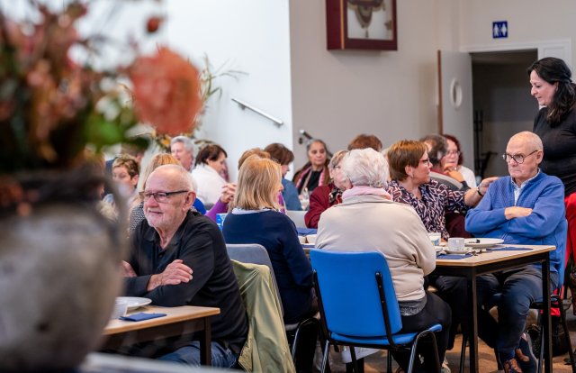 Wethouder Inge Minkenberg aan tafel bij de deelnemers van de verbindingslunch