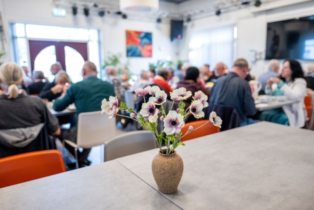 Deelnemers aan tafel tijdens verbindingslunch