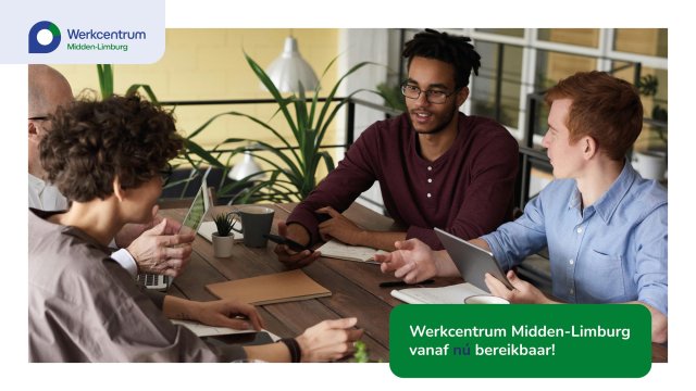 Vier jonge mannen vergaderen aan een tafel