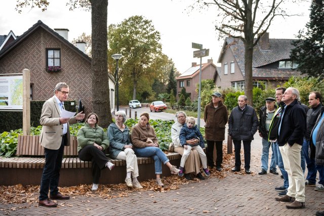 Wethouder Hub Meuwissen in gesprek met enkele bewoners op buitenlocatie