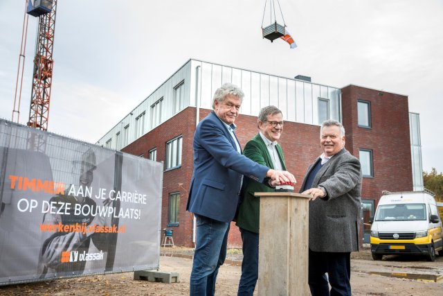 Wethouders Hub Meuwissen en Peter Pustjens drukken symbolisch op een rode knop
