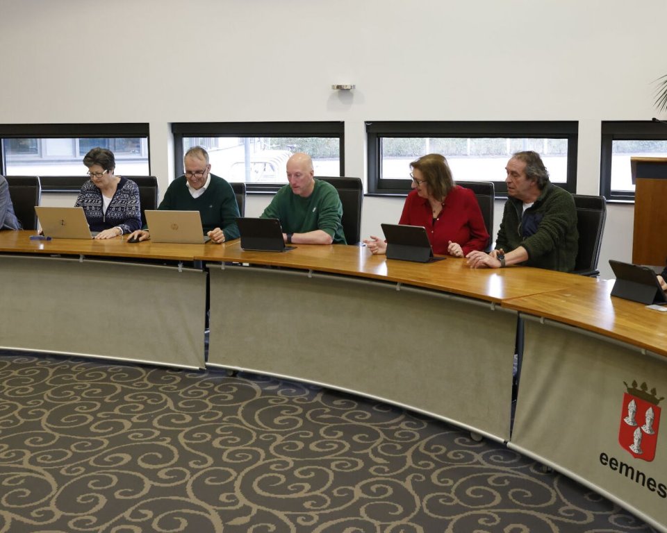 Lijsttrekkers van de Eemnesser politieke partijen vullen de stemwijzer in