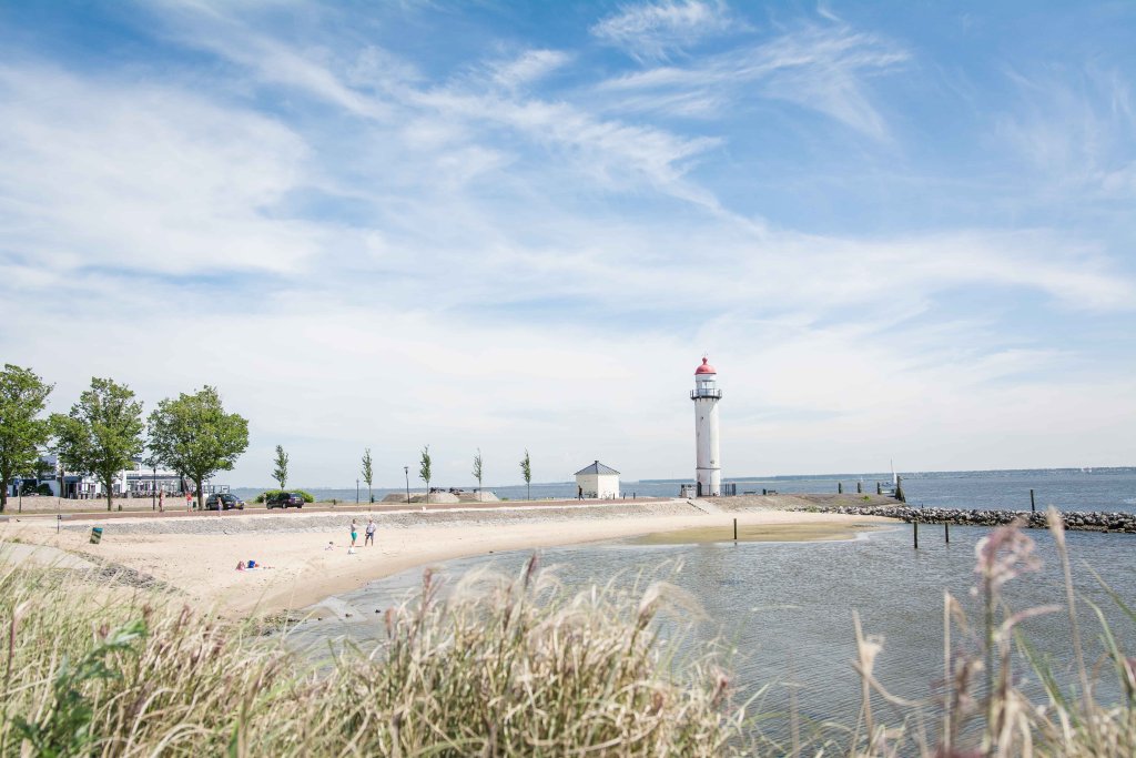 Strand en vuurtoren Hellevoetsluis