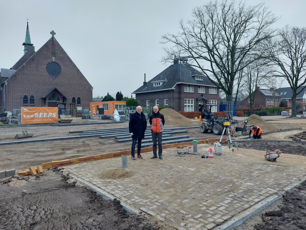 Wethouder Steven Kraaijeveld en Hein van Hout van Dorpsraad Steensel bezoeken de werkzaamheden rond het Kerkplein in Steensel