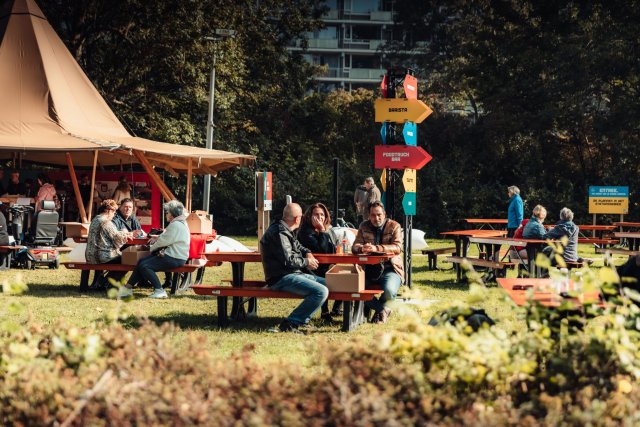 Mensen eten en drinken op festival