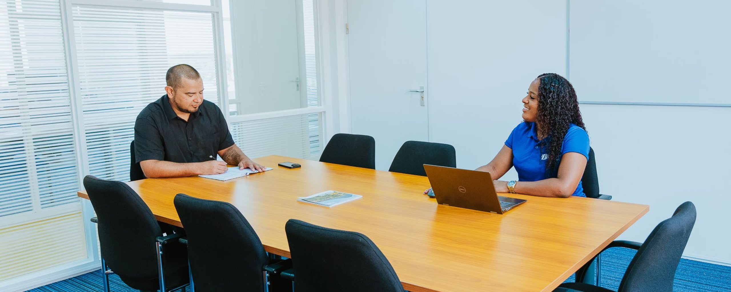 Two colleagues in a meeting at DIRFIN