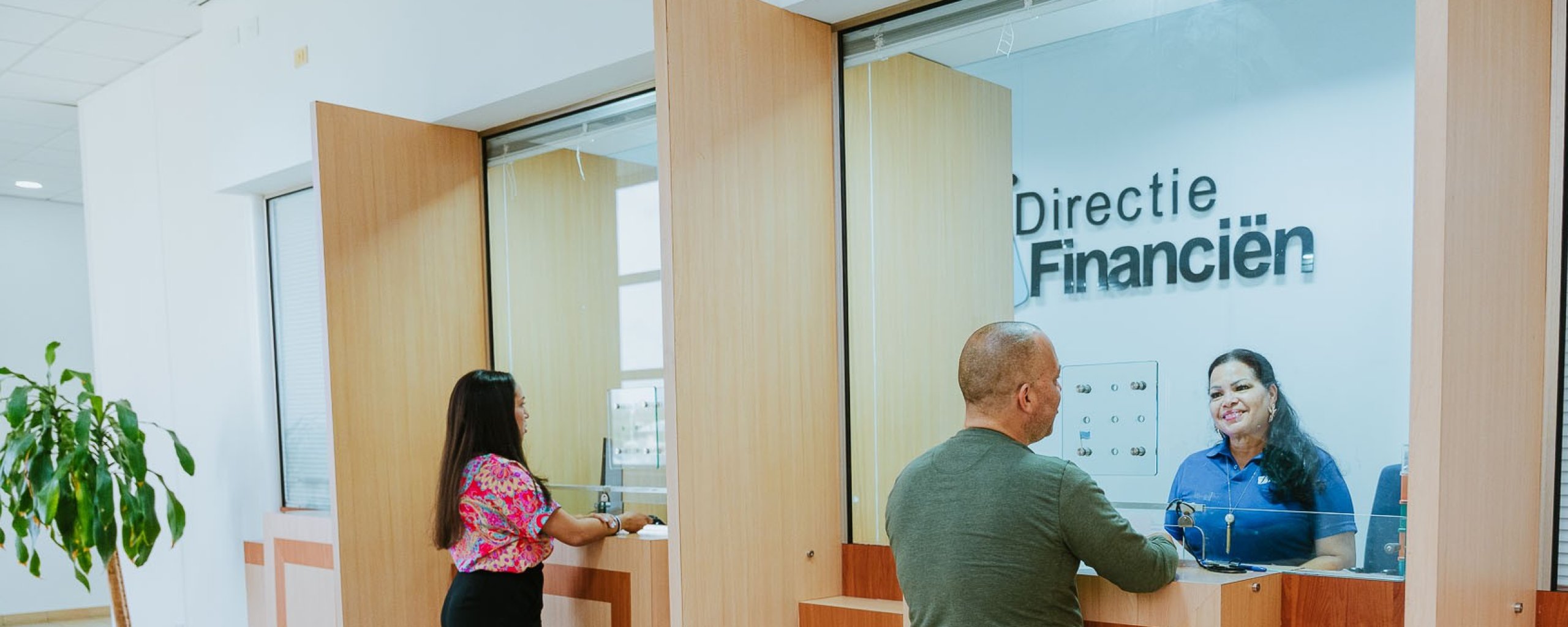 Client aan de balie van DirFin