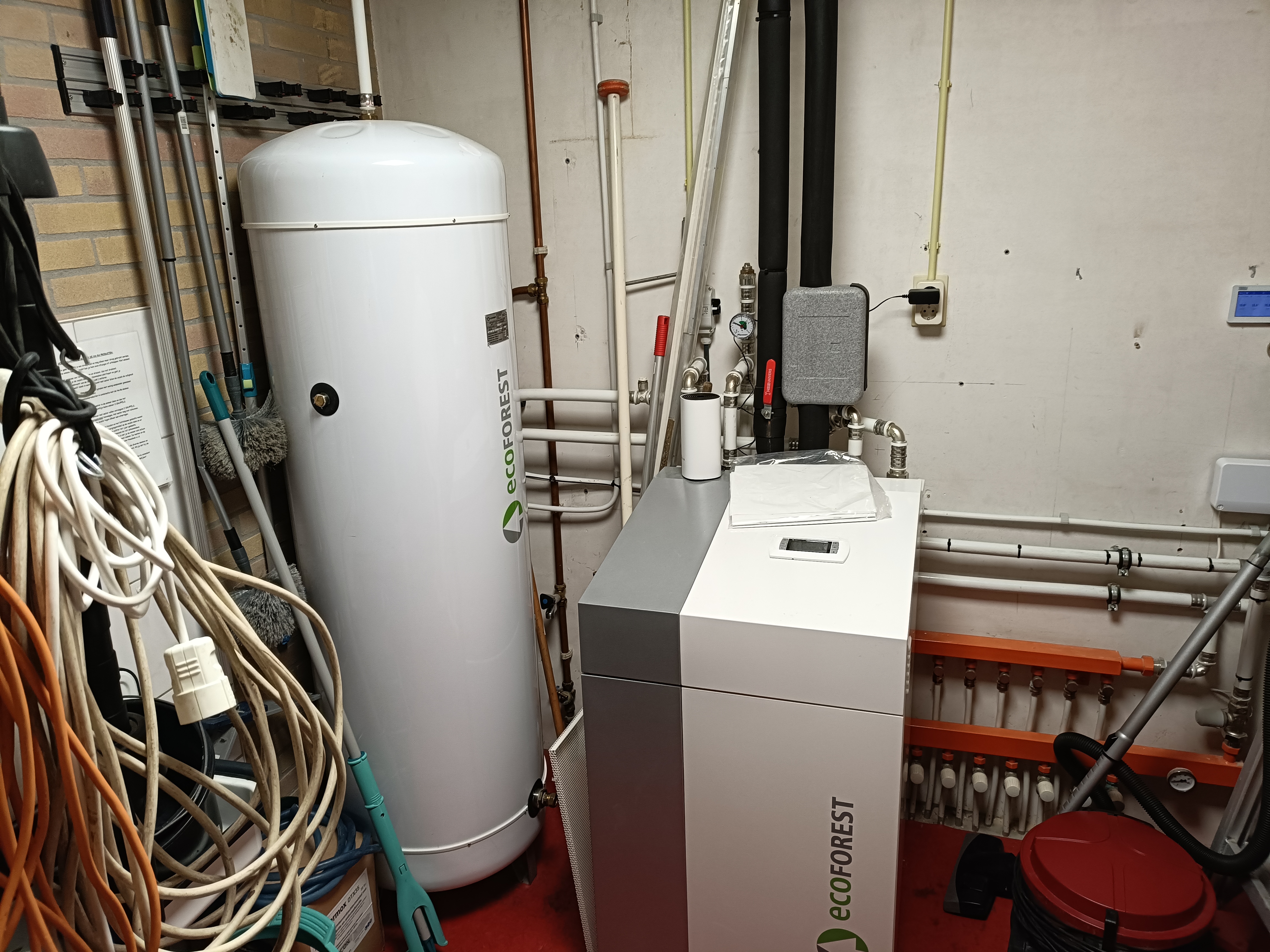 Een hok waar de ketel en verwarming in staan.