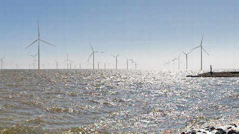 Het IJsselmeer met windmolens in het water