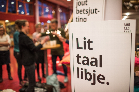 Poster met de tekst "Lit taal libje"