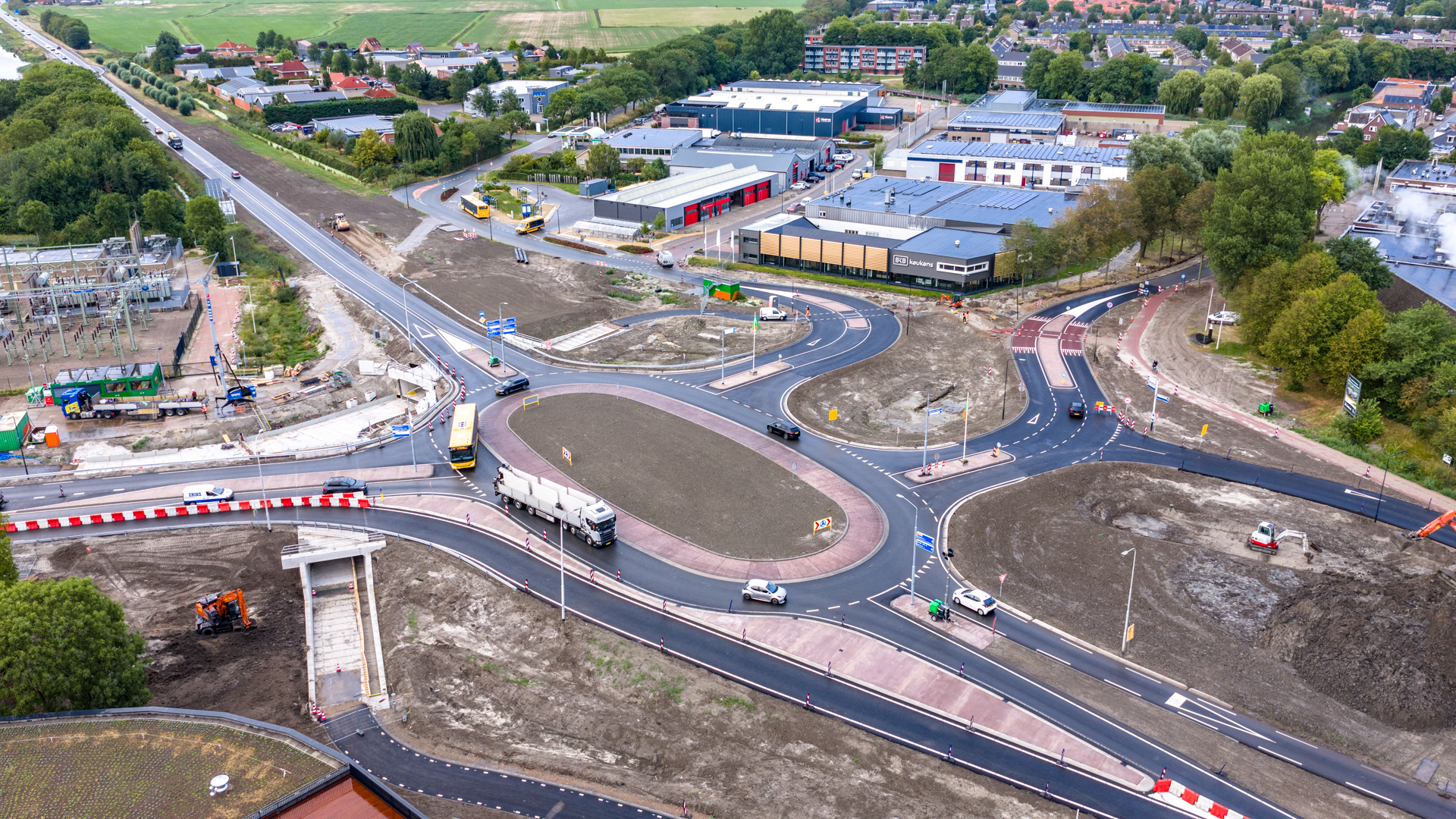 Bovenaanzicht van de nieuwe rotonde en verkeerssituatie.
