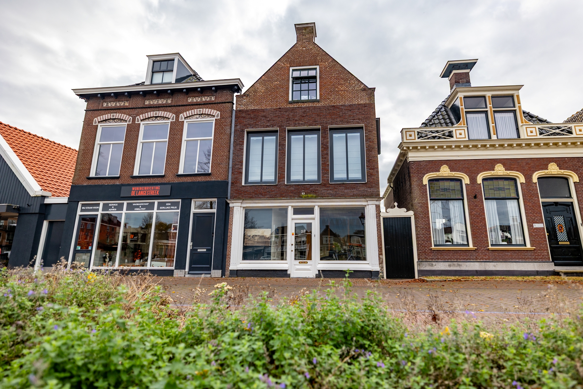Een rijtje woningen waar een extra laag op gebouwd is.