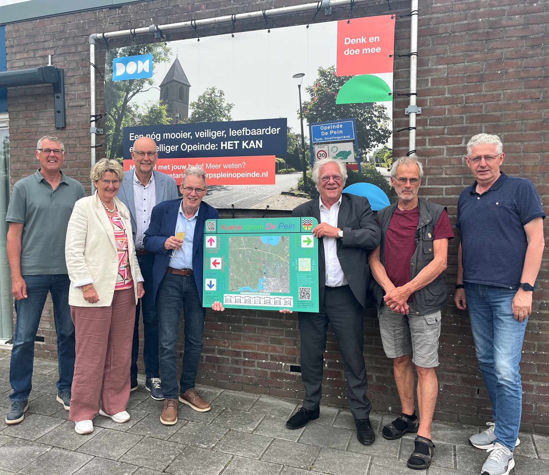 v.l.n.r. Jan Pieksma (Dorpsbelang Opeinde en DOM-werkgroep), Geke van Boekel-Bergsma (DOM-werkgroep), Willem de Boer (Dorpsbelang Opeinde en DOM-werkgroep), Mink Visser (voorzitter Dorpsbelang Opeinde en DOM-werkgroepen), Robin Hartogh Heys van de Lier (wethouder gemeente Smallingerland), Laurens Reitsma (DOM-werkgroep) en Jan Rodenhuis (DOM-verbinder).