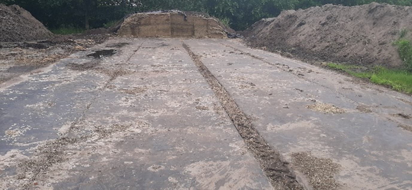 Harde rubberen matten die uitgerold op de grond liggen.