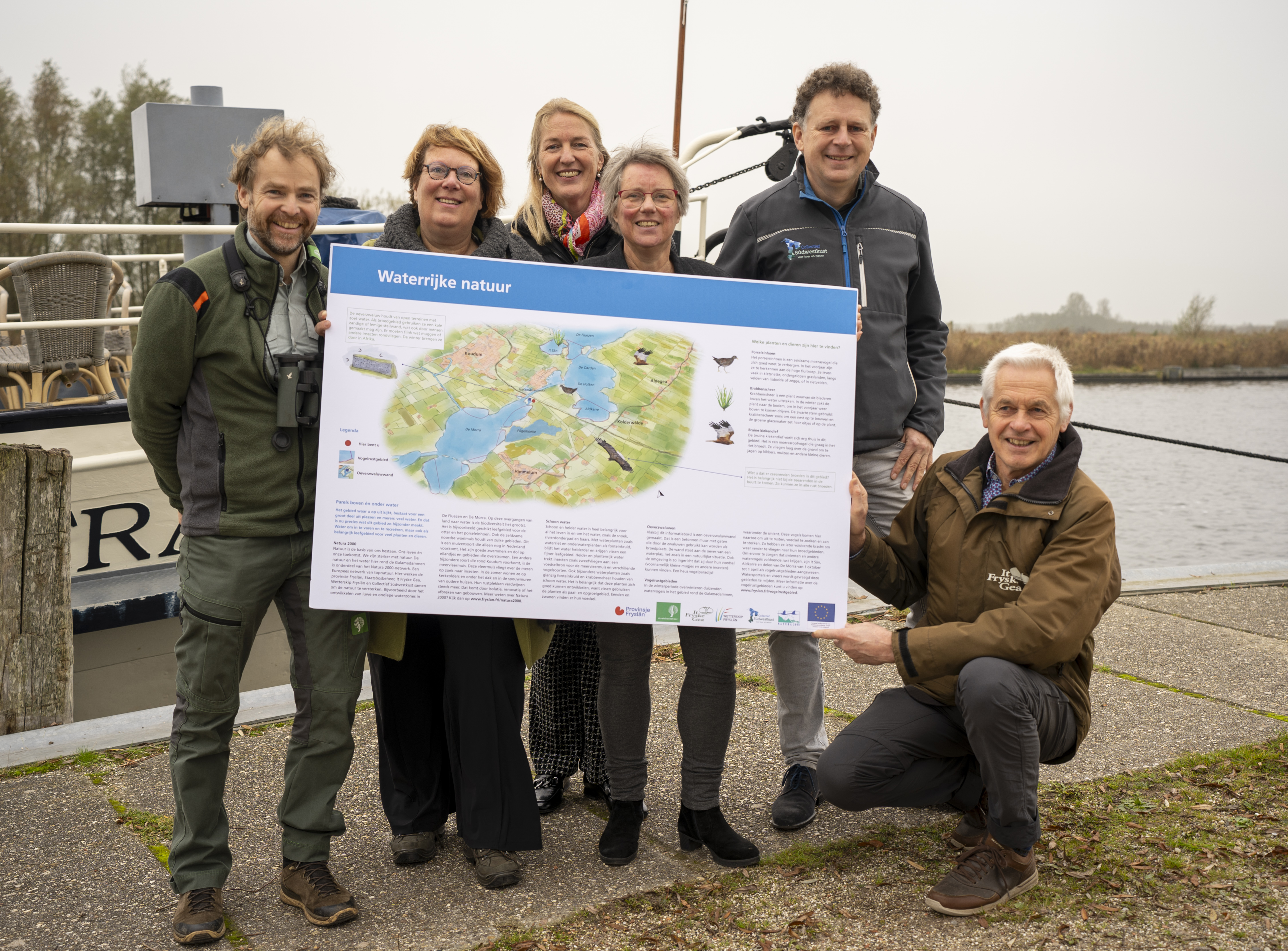 Verschillende mensen van provincie Fryslân, Wetterskip, Staatsbosbeheer, Collectief Súdwestkust en It Fryske Gea op de foto.