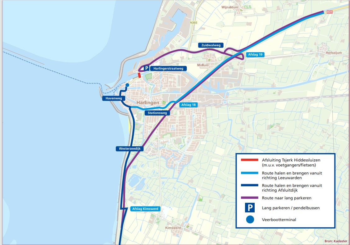 Een kaart van het gebied rond Harlingen waar de omleidingen en nieuwe routes op aan staan gegeven,