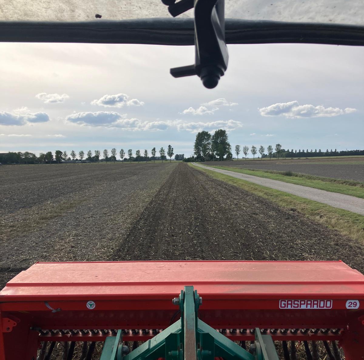 Uitzicht vanuit een tractor over de akker in Sint Anne.