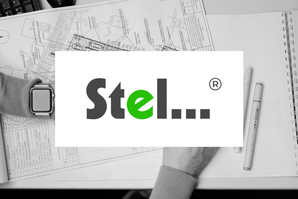 Logo van Stel... in zwarte letters en stippen, behalve de e, die is groen
