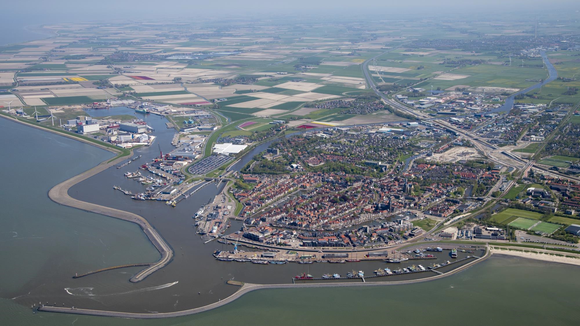 Bovenaanzicht van Harlingen, de haven voorin.